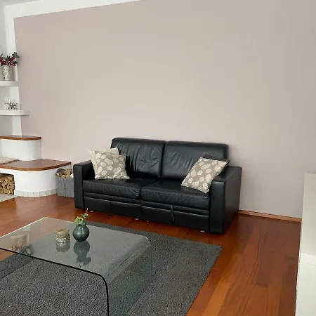 Elisabeth Шале *