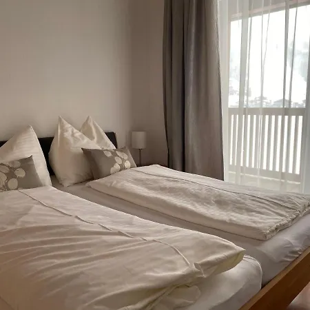 Elisabeth Шале *