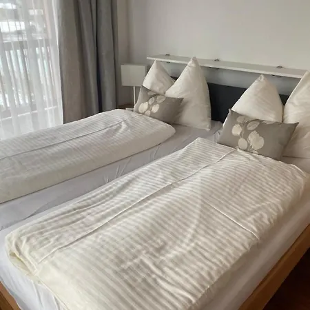 Elisabeth Шале *